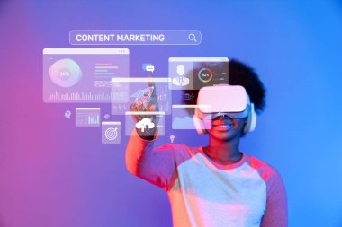 Sanal gerçekliği kullanarak veri analizleriyle içerik pazarlama stratejilerini araştıran, dijital kampanyalarda katılım ve içgörüyü geliştiren canlı bir sahne. XDMCP