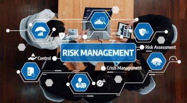 Risk yönetimi stratejilerine odaklanmış, işbirlikçi tartışmalar, görsel veri sunumları ve etkili karar verme mekanizmalarının anahtar kavrayışlarının yer aldığı dinamik bir toplantı atmosferini keşfedin. Dostluk