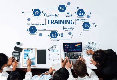 Çeşitli bir ekip, modern bir çalışma ortamında e-öğrenme, beceri geliştirme ve bilgi paylaşımını vurgulayan eğitim stratejileri üzerinde işbirliği yapmaktadır. Dostluk