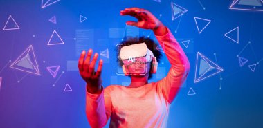 Bir insan sanal gerçekliğin son teknoloji dünyasını tecrübe eder, yapay zekayı ve üretken fonksiyonları keşfeder, kodlama ve programlamadaki yenilikleri vurgular. XDMCP