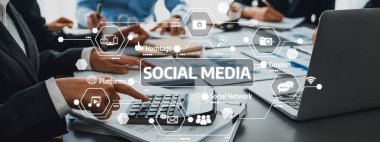 Modern bir ofis ortamında dijital araçlar ve veri analizlerinden yararlanarak, işbirlikçi bir sosyal medya stratejisi oturumunda yer alan profesyonellerden oluşan bir ekip. Dostluk