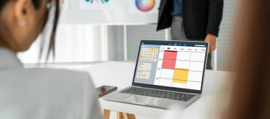 İnternet sitesindeki modish regrition için çevrimiçi aplikasyon rezervasyon takvimi