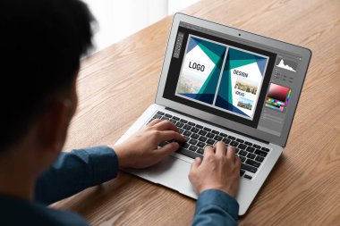 Web sayfasının modern tasarımı ve bilgisayar ekranında gösterilen ticari reklamlar için grafiksel tasarımcı yazılımı