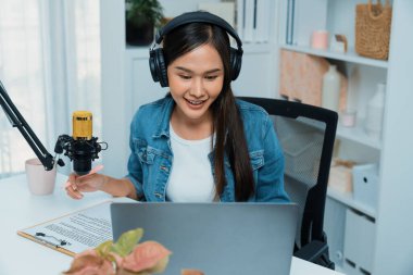 Kot pantolon giyen, yaratıcı yayın yapan genç Asyalı sunucu stüdyo dinleyicisiyle günlük hayatta pazarlamayı ya da danışmanı tanıtmayı online olarak anlatıyor. Taktik.