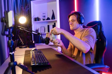 Kontrol kumandalı akıllı oyun flamasının tadını çıkarın. Modern teknoloji siber aydınlatma odasındaki yetenekli oyuncularla akıllı telefon reklamı üzerinden canlı yayın yapın. Bireysel.