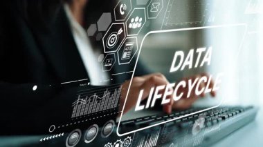 Modern ofis ortamında dijital arayüz ve finansal grafiklerle veri yaşam döngüsü trendlerinin profesyonel analizi. Asemptotik akıllı veri analitiği.