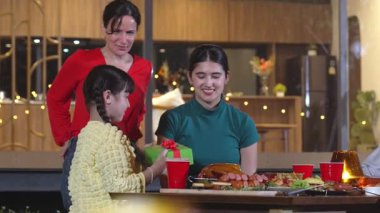 Aile, yıl dönümünü bahçede kutlar. Sevimli bir kız ailesinden hediye alır. Akrabalarla rahatlamak için açık hava kamp partisi. Nesiller arası tatlı akrabalarla vakit geçirmek için. Uyumsuzluk.