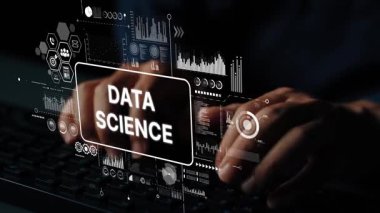 Klavyede Veri Bilimi Grafikleriyle Karanlık Çevrede Yazan Eller. Asemptotik akıllı veri analitiği.