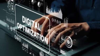 Modern Çalışma Alanında Dijital Optimizasyon Grafikleri ve Veri Görselleştirme Elementleri ile çevrili bir dizüstü bilgisayarda yazı yazmak. Asemptotik akıllı veri analitiği.