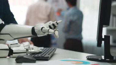 İş ekipleri yapay zekanın yardımıyla çözümlemeleri rafine ediyor, işyeri verimliliğini artırıyor ve stratejik planlamayı optimize ediyor. Noogenesis Yapay Zeka