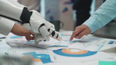 Profesyoneller iş raporlarını analiz ederken ve stratejik planları rafine ederken, yapay zeka teknolojisi işyeri işbirliğini geliştiriyor. Noogenesis Yapay Zeka