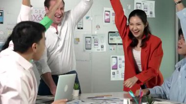 Bir grup başarılı iş adamı toplantıda el ele tutuşuyor. Çeşitlilik uzmanı bir yığın el yapıyor. Birlik ve dostluk göstergesi. Takım olarak katılacağım. Yönlendirici.