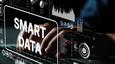 Modern Çalışma Alanında Akıllı Veri Grafikleri ve Dijital Arayüz ile Klavyede Yazan Eller. Asemptotik akıllı veri analitiği.