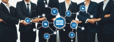 Teknoloji Simgeleri ve Veri Sürüşlü Grafiklerle Dijital Pazarlama Stratejisinde İş Profesyonelleri. Dostluk