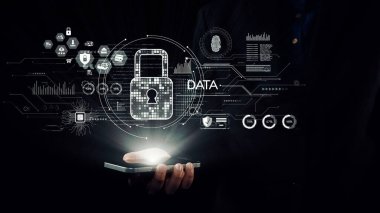 Modern dünyada siber güvenlik ve gizlilik tedbirlerinin önemini vurgulayan dijital bir kilit ve akıllı telefon içeren güvenli veri korumasının görsel temsili. Dörtgen