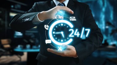 Takım elbiseli bir işadamı, kurumsal bir ortamda sürekli ulaşılabilirliği ve modern teknolojiyi sembolize eden iletişim ikonlarıyla çevrili 24 saatlik dijital bir saate sahip. Dörtgen