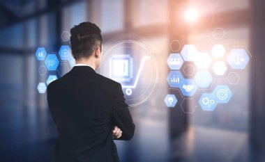 Perakende verimliliği ve dijital büyüme kesesini sürdürmek için müşteri verilerini, pazarlama, lojistik, ürün yönetimi ve iş zekasını birbirine bağlayan yapay zeka-güçlü e-ticaret ekosistemi