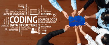 Çeşitli bir ekip, yazılım geliştirme ve programlamada problem çözmeyi sembolize eden bir bulmacayı bir araya getirerek kodlama konusunda işbirliği yapıyor. Dostluk