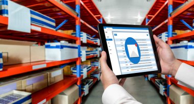 Bilgisayar ekranında rahatça görünen e-posta bildirim iletisi. Dijital pazarlama iletisi bilgi metni iş dünyasından müşteriye