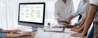 Ekip projesinin zaman çizelgesini gösteren bilgisayar ekranında canlı iş projesi yönetimi için proje planlama yazılımı