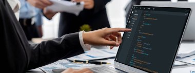 İş zekası ve veri analizi kavramı. Analizci ekibi laptop ekranında finansal veri analizi üzerinde çalışıyor. Etkili iş stratejik planlama için pazarlama göstergesi olarak. İçgörü