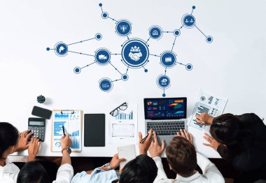 Çeşitli profesyonellerden oluşan bir grup, modern teknoloji ve görsel araçlar kullanarak veri analizi ve strateji planlaması üzerinde işbirliği yaparak takım çalışmalarını ve yeniliklerini teşvik etmektedir. Dostluk