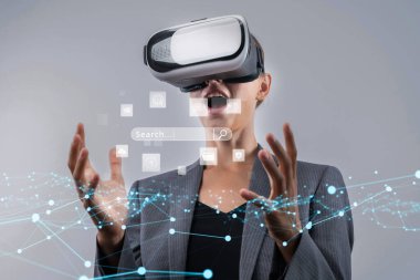 İş adamı, stratejik kararlar için değerli verileri çıkartarak arama motoru araştırması yapıyor. Kapsamlı araştırma ve SEO veri analizi için arama motorları kullanılıyor. FaaS