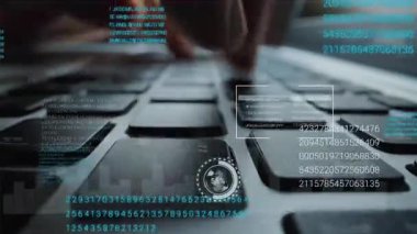 Grafik kullanıcı arayüzü GUI hologramı ile dizüstü bilgisayar klavyesinde çalışan adam büyük veri bilimi teknolojisi, dijital ağ bağlantısı ve bilgisayar programlama algoritması kavramlarını gösteriyor. Topla