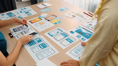 Mobil uygulama ya da web sitesi için kullanıcı arayüzü prototipi planlayan şirket çalışanlarının panorama videosu. UX UI tasarım beyin fırtınası kullanıcı dostu arayüz planı tasarlıyor. Sinerjik