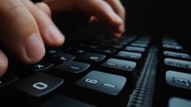 Bilgisayar klavyesinde elleri ve parmaklarıyla yazı yazan yakın plan bir adam. Makro yumuşak odaklı bebek çekimi. Bilgisayar programlama, mesajlaşma çevrimiçi mesajlaşma ve çevrimiçi pazarlama işi konsepti. Topla
