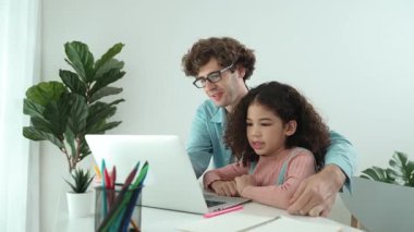 Beyaz bir baba çekici kızına kodlama mühendisliğini öğretirken Amerikalı liseli kız dizüstü bilgisayar ve programlama sistemine odaklanıyor. Pedagoji ve ai üretiyor. Pedagoji.