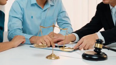 Avukat, hukuk bürosunda pazarlık yoluyla iş anlaşmazlığını çözmek için iki taraf arasında uzlaşma teklif ediyor. Yasal arabuluculuk ve çatışma çözme servisi. Ağır çekim. Katı.