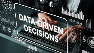 Ofis ortamında dizüstü bilgisayarda Modern Teknoloji ve Grafik Analizi ile Veri Yönetimi Kararları Veren İşadamı. Asemptotik akıllı veri analitiği.