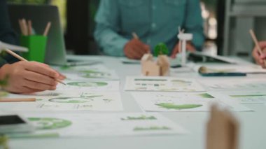 Dinamik bir ekip, yaratıcı fikirler ve planların haritasını çıkararak sürdürülebilir hedeflere ve yenilikçi stratejilere odaklanarak, modern bir çalışma alanında işbirliği yapıyor. SACTR