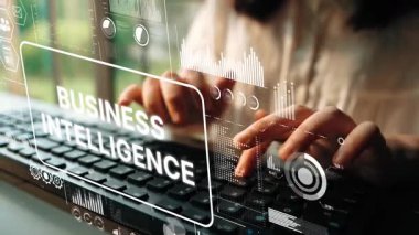 Klavye üzerinde çalışan kurumsal profesyoneller için Veri Görselleştirme ve Teknoloji Sezgisi ile İş Zekası kavramı. Asemptotik akıllı veri analitiği.