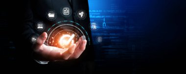 İş adamı, QC ve QA standartlarının karşılandığından emin olmak için katı kalite güvencesi protokolleri uyguluyor. Kalite güvencesi ile sertifikalı ürün mükemmelliğine ulaşmak. FaaS