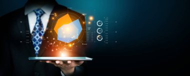 İş adamı, tahminsel büyük veri modellerinden gerçek zamanlı analizlere uzanan eğilim ve içgörüleri ortaya çıkarmak için veri analizlerini derinlemesine inceleyerek, veri güdümlü kararların analitik endüstriyi nasıl ileri götürdüğünü öğrenir