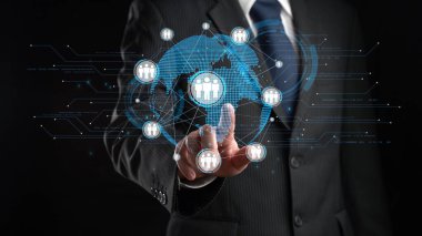 İş adamı ağ kurar, değerli bağlantılar kurar. EIDE profesyonel ağ ve fırsatları genişletmek için etkili insan ağ stratejileri