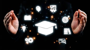 Eğitimi, bilgiyi ve yaratıcılığı sembolize eden yüzen ikonlara, dijital bir ortamda öğrenme ve kişisel gelişim yolculuğunu temsil eden iki el destek sunuyor. Dörtgen