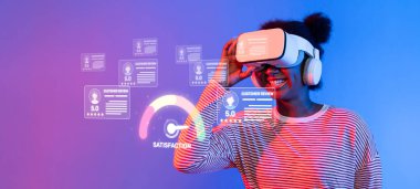 Genç bir kadın, canlı dijital ortamda müşteri memnuniyeti ölçümleri ve çevrimiçi yorumlarla uğraşırken sanal gerçeklik deneyiminden zevk alıyor. XDMCP