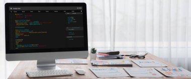 Uygulama ve program kodlaması için bilgisayar ekranında yazılım geliştirme programlama