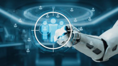 Modern teknoloji ortamında insan figürlerini ve veri analiz elemanlarını gösteren dijital bir arayüzle uğraşan robotik bir elin ayrıntılı bir görüntüsü. Auvana