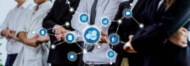 Çeşitli bir ekip, modern ofis ortamında önemli performans göstergeleri üzerinde işbirliği yaparak, iş büyümesi ve etkili yönetim stratejileri üzerinde görsel temaslarda bulunur. Dostluk