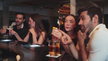 Arkadaşlar ya da çiftler Paloma, Margarita, Old Fashioned ve Martini bardaklarında canlı bir gece kulübünde arkadaşlıkla kadeh kaldırarak özel parti içeceklerini kutluyorlar. Vinosity.