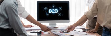 İş adamı B2B peyzajında geziniyor, iş-iş bağlantılarını geliştirmek için kullanım teknolojisi kullanıyor. B2B etkileşimini yeniden şekillendiren keşifler, iş-iş stratejilerinde yenilikleri yönlendiren araçlar. canlı