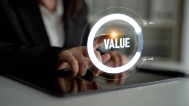 ERP platformları iş süreçlerini optimize eder, verimliliği artırır ve işletmeleri kurumsal kaynak planlaması ve dijital ERP sistem uygulaması yoluyla yürütür. Latch