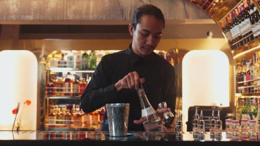 Asyalı barmenin karışık kokteyl likörünü likör karışımına katması, özel reklamı yaratıcı, canlandırıcı, bar lüksünde canlandırıcı bir vitrin haline getiriyor. Vinosity.