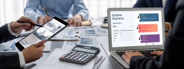 İş zekası ve veri analizi kavramı. Analizci ekibi laptop ekranında finansal veri analizi üzerinde çalışıyor. Etkili iş stratejik planlama için pazarlama göstergesi olarak. İçgörü