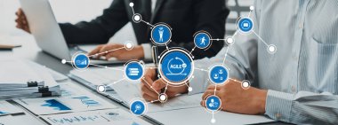 Etkili iş performansı için işbirliği ve çevik metodoloji, takım çalışması ve dijital simgelerle teknolojik entegrasyonu gösteren modern bir ofis sahnesi keşfedin. Dostluk