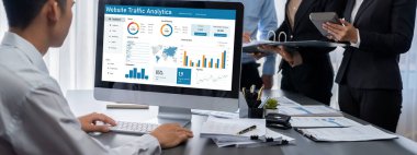 İş zekası ve veri analizi kavramı. Analizci ekibi laptop ekranında finansal veri analizi üzerinde çalışıyor. Etkili iş stratejik planlama için pazarlama göstergesi olarak. İçgörü